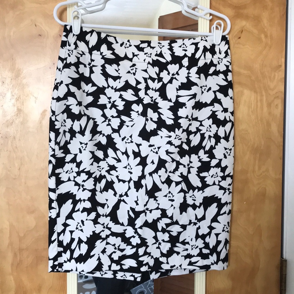 LOFT pencil skirt floral black & white